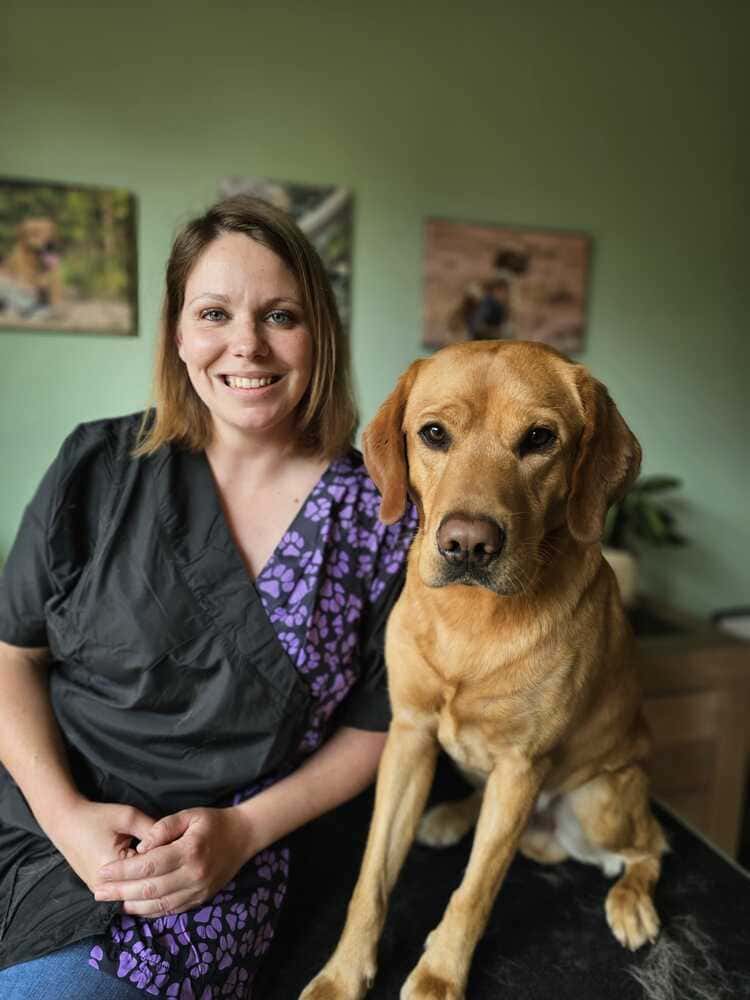 Imke, professionele hondentrimmer bij trimsalon Trimke in Nijmegen met tevreden hond