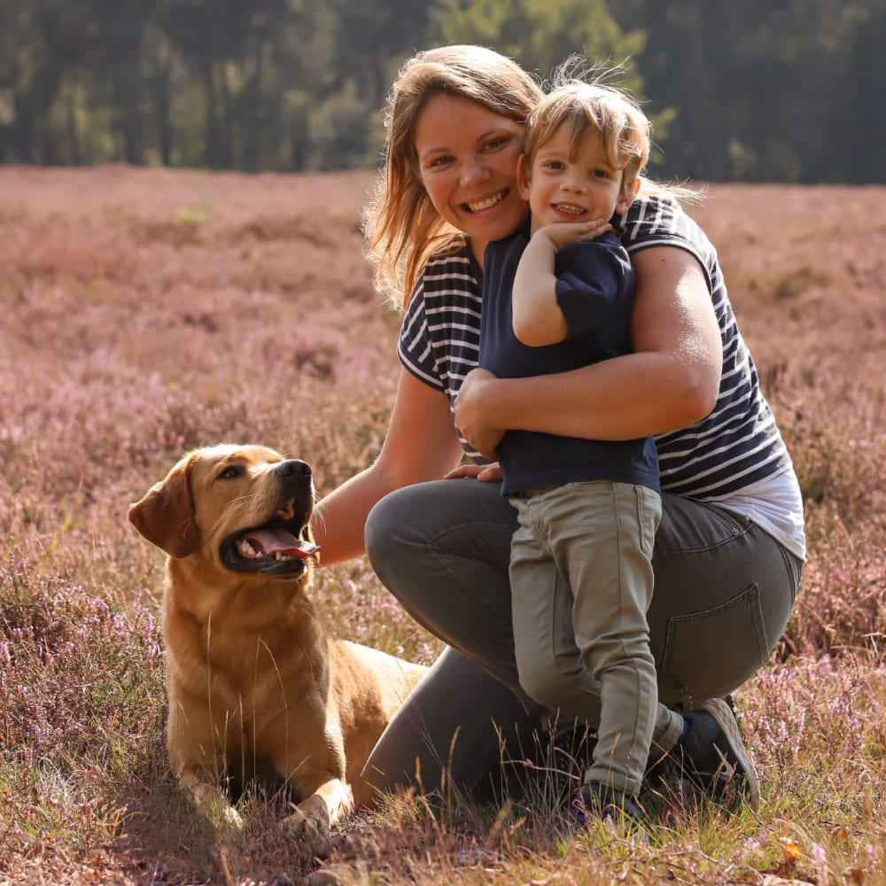Imke, professionele hondentrimmer in Nijmegen, met haar gezin en hond bij trimsalon Trimke